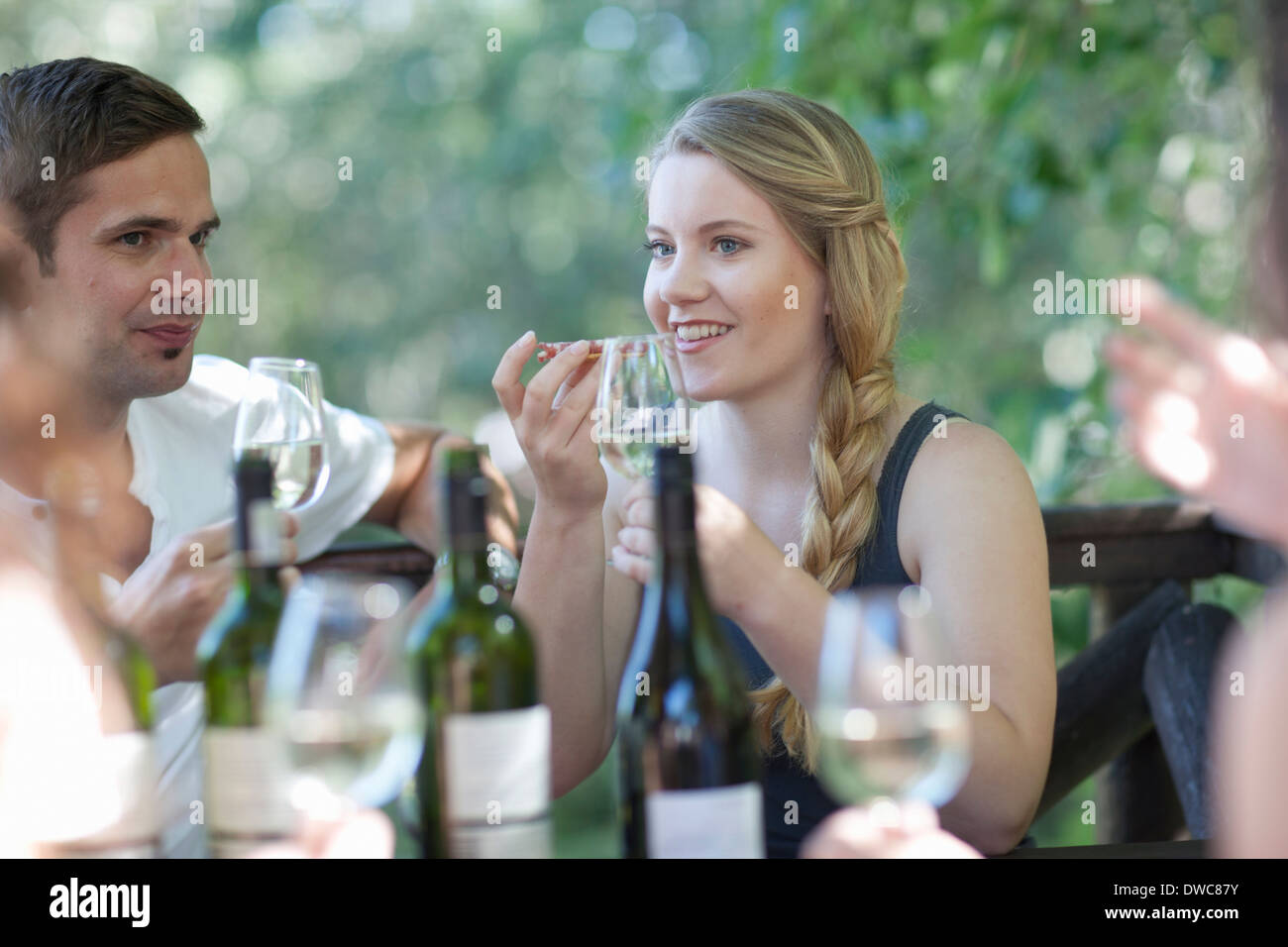 Giovani amici di degustazione e annusare il vino al bar del vigneto Foto Stock