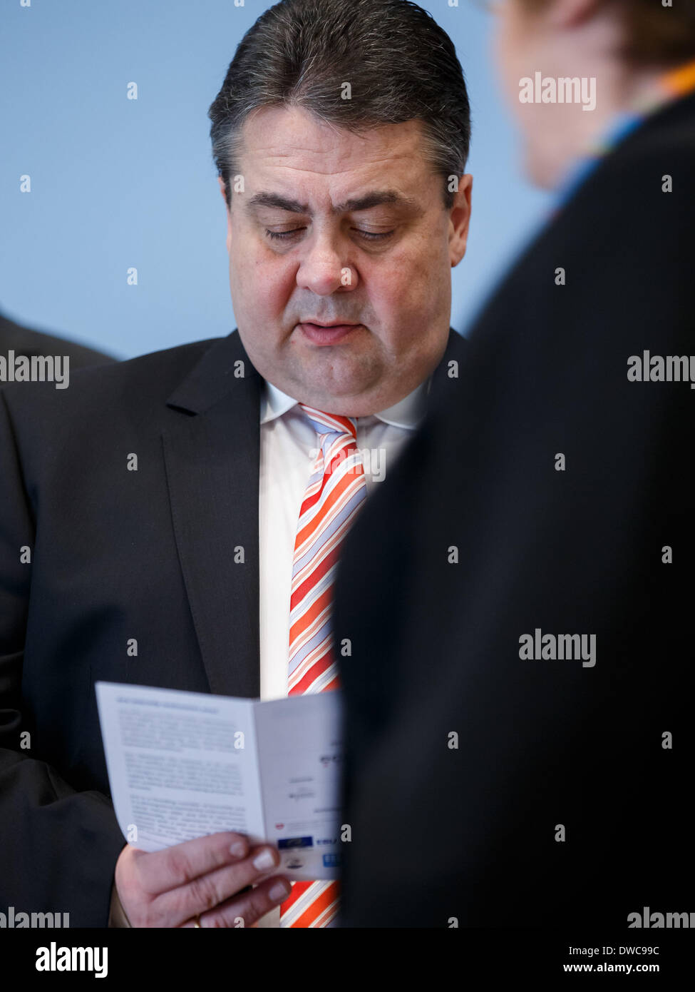 Berlino, Germania. 5 Mar 2014. Sigmar GABRIEL (SPD), il Ministro dell Economia e dell'energia, (a parte i membri del consiglio consultivo "giovane economia digitale") dare una pressa Statments dopo la riunione del comitato consultivo "giovane economia digitale" presso il Ministero federale per gli Affari Economici e l'energia a Berlino. / Immagine: Sigmar GABRIEL (SPD), il Ministro dell Economia e dell'energia, © Reynaldo Paganelli/NurPhoto/ZUMAPRESS.com/Alamy Live News Foto Stock