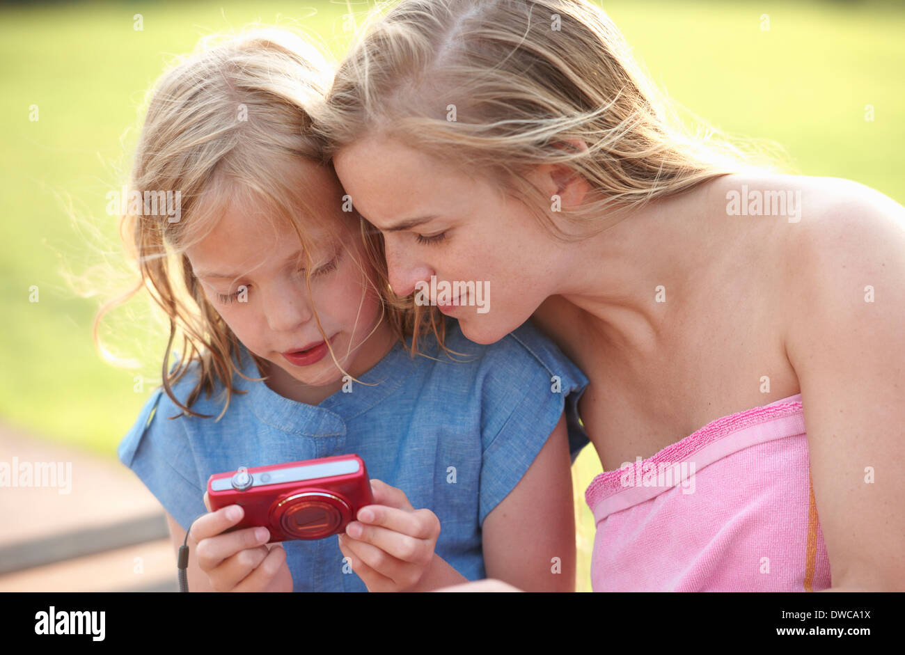 Madre e figlia rivedendo le foto sulla fotocamera digitale Foto Stock