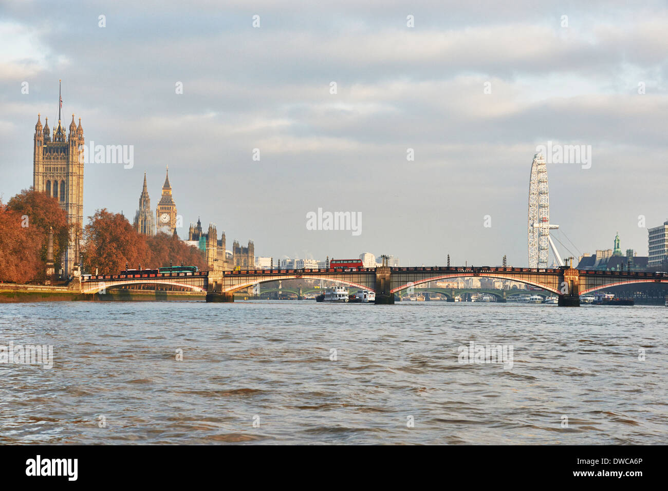 Vista di Lambeth Bridge e Case del Parlamento sul Tamigi, London, Regno Unito Foto Stock