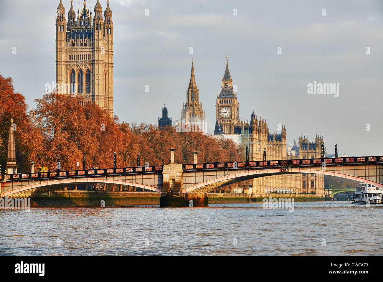 Vista di Lambeth Bridge, la Casa del Parlamento e della Thames, London, Regno Unito Foto Stock