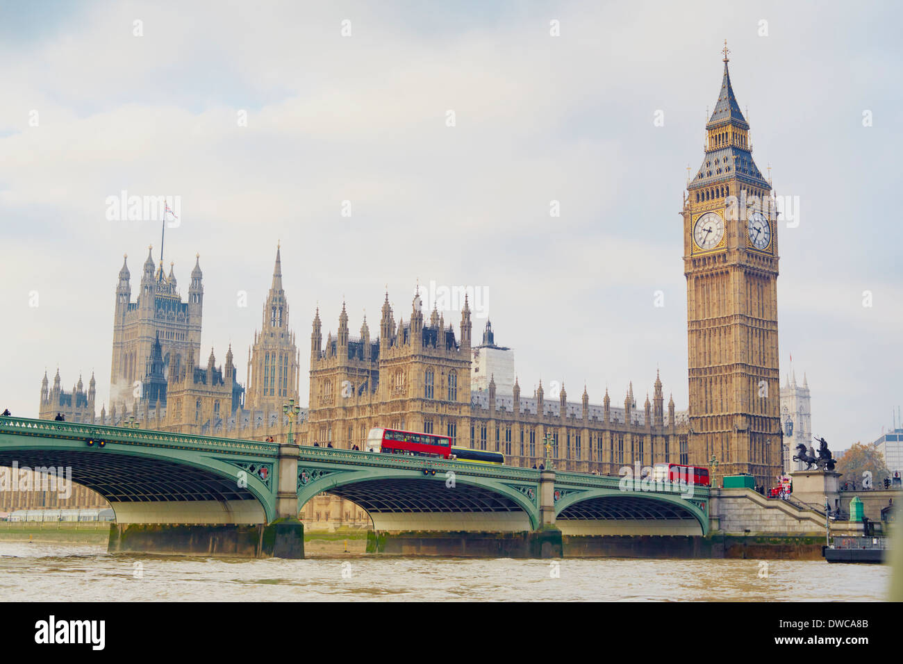 Vista la Westminster Bridge e le case del parlamento di Londra, Regno Unito Foto Stock