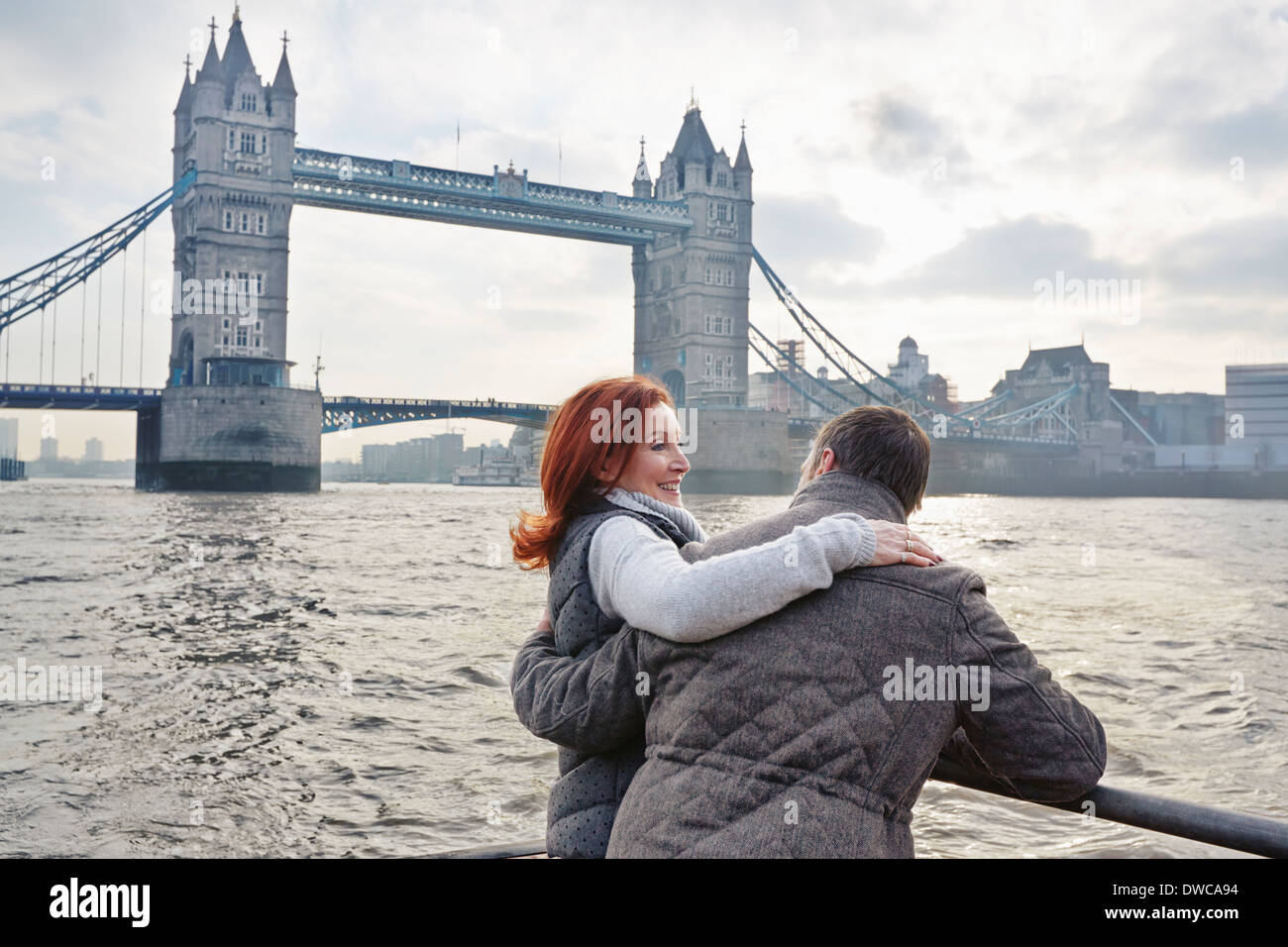 Coppia turista giovane e il Tower Bridge di Londra, Regno Unito Foto Stock