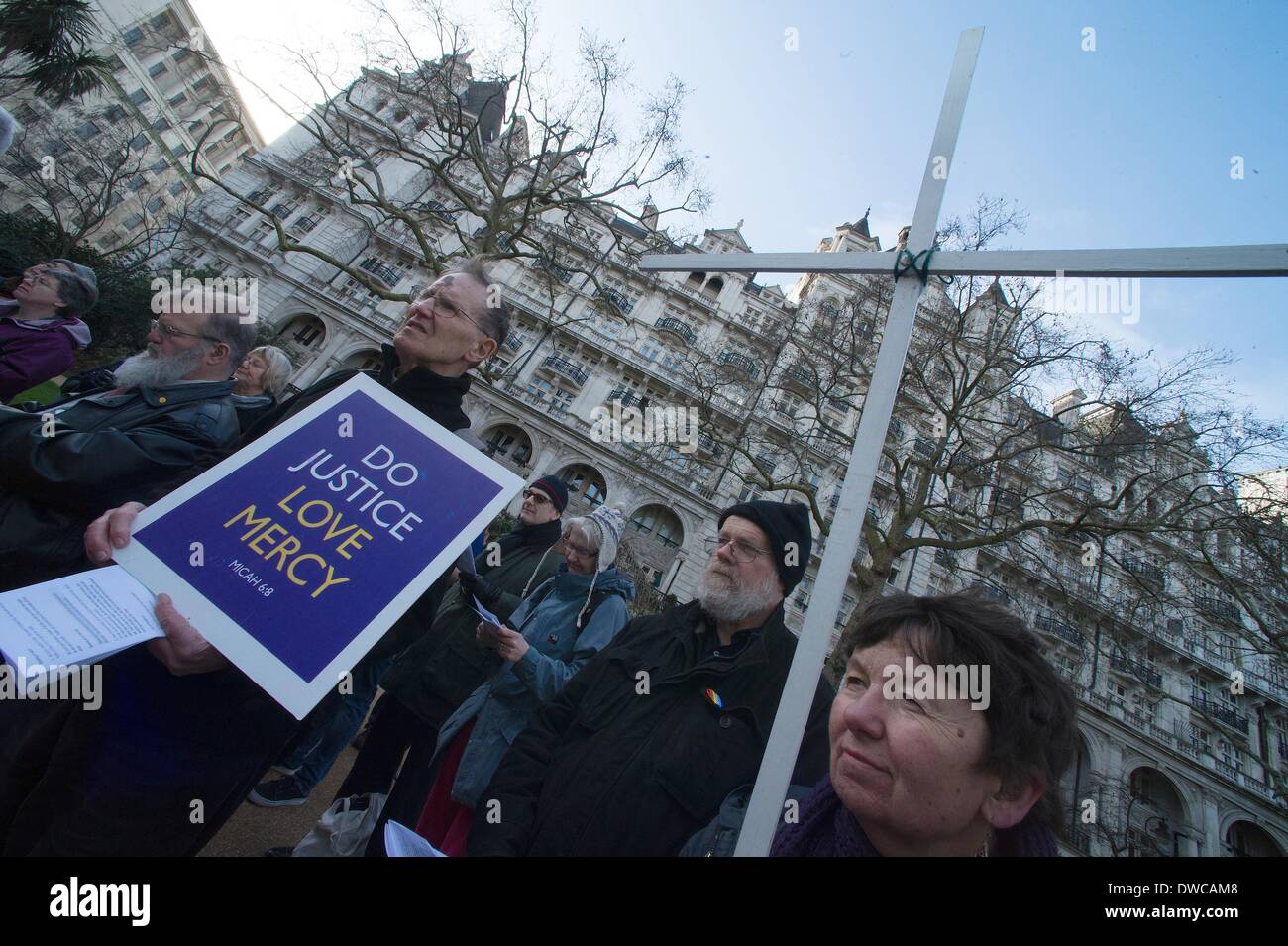 Londra, Regno Unito. 5 Mar 2014. La pace cristiana attivisti e sostenitori hanno tenuto la loro annuale di liturgia del Mercoledì delle Ceneri di fronte al Ministero della Difesa per chiedere il rimorso per le guerre che il Regno Unito ha impegnato. Credito: Gail Orenstein/ZUMAPRESS.com/Alamy Live News Foto Stock