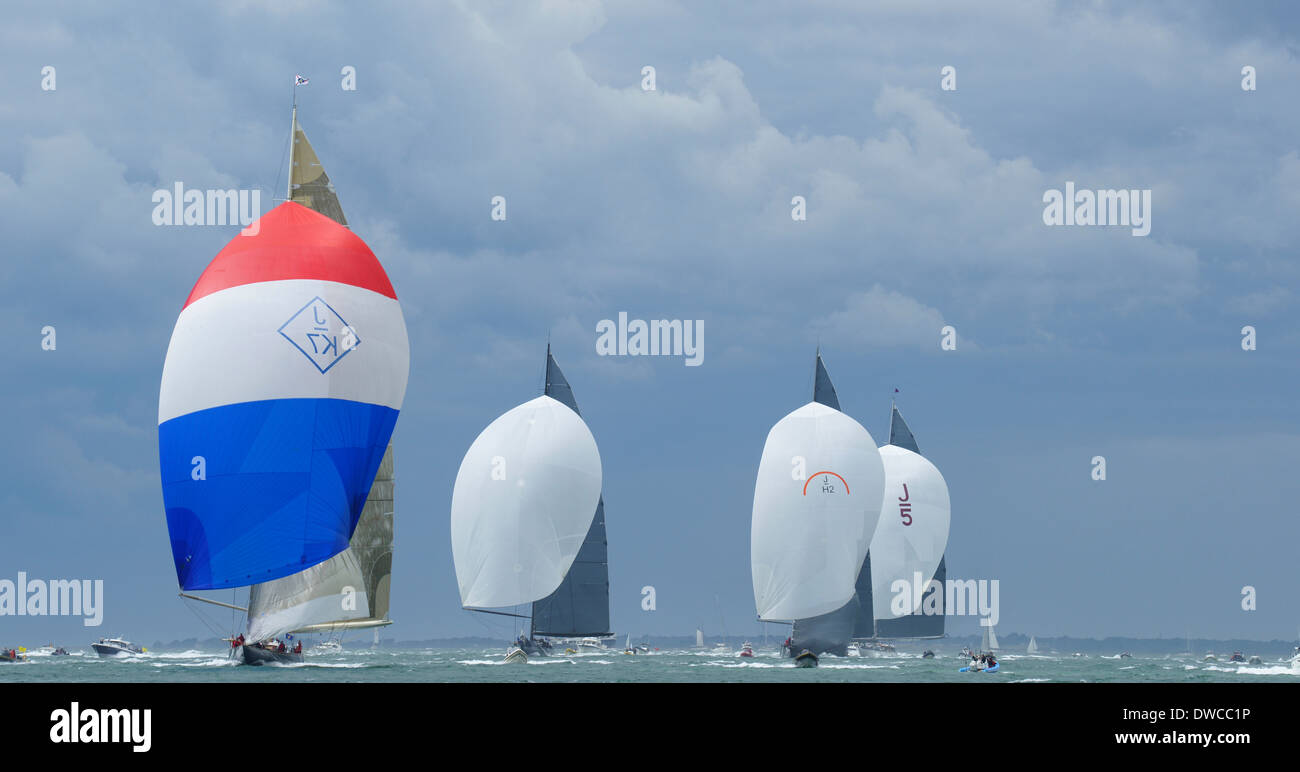 J-Class Yachts corse off Isle of Wight H1 Cuor di Leone H2 Rainbow J5 RangerJK7 Valsheda Foto Stock