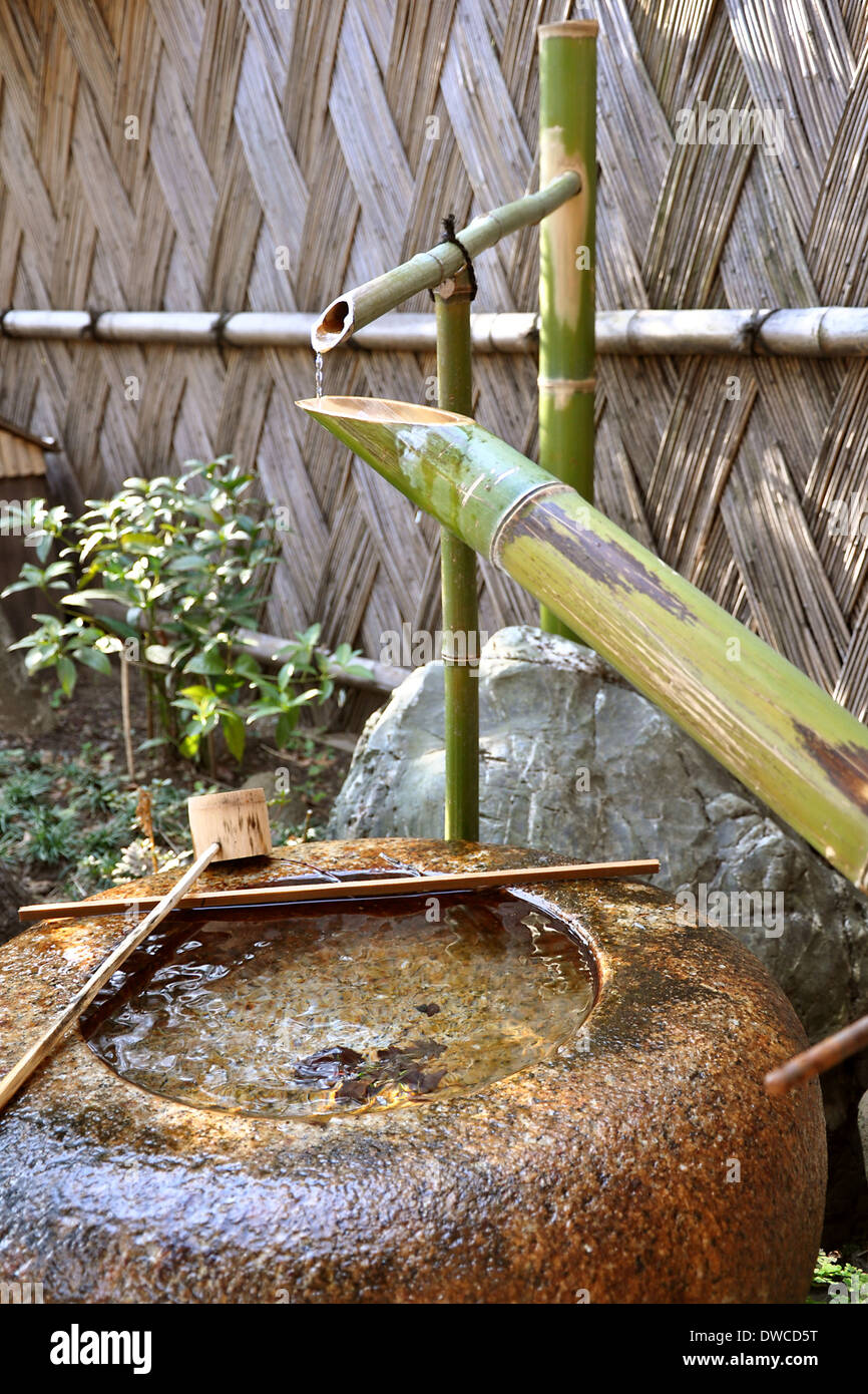 Bamboo giapponesi fontana - Il giardino Korakuen, Tokyo Giappone Foto Stock