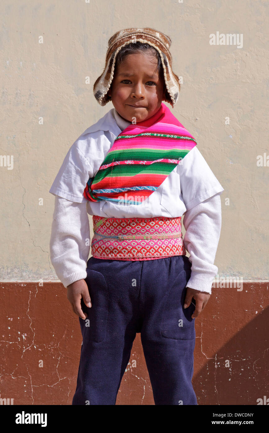 Tradizionalmente condita boy in un asilo nido nei pressi di Juli, Puno, Perù, Sud America Foto Stock
