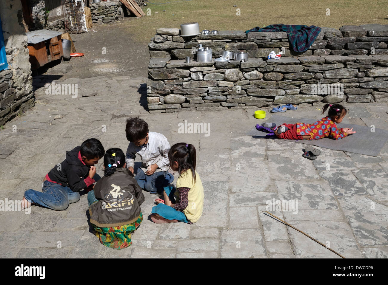 Bambini nepalesi giocando una partita nel villaggio di Jagat, regione di Manaslu del Nepal. Foto Stock