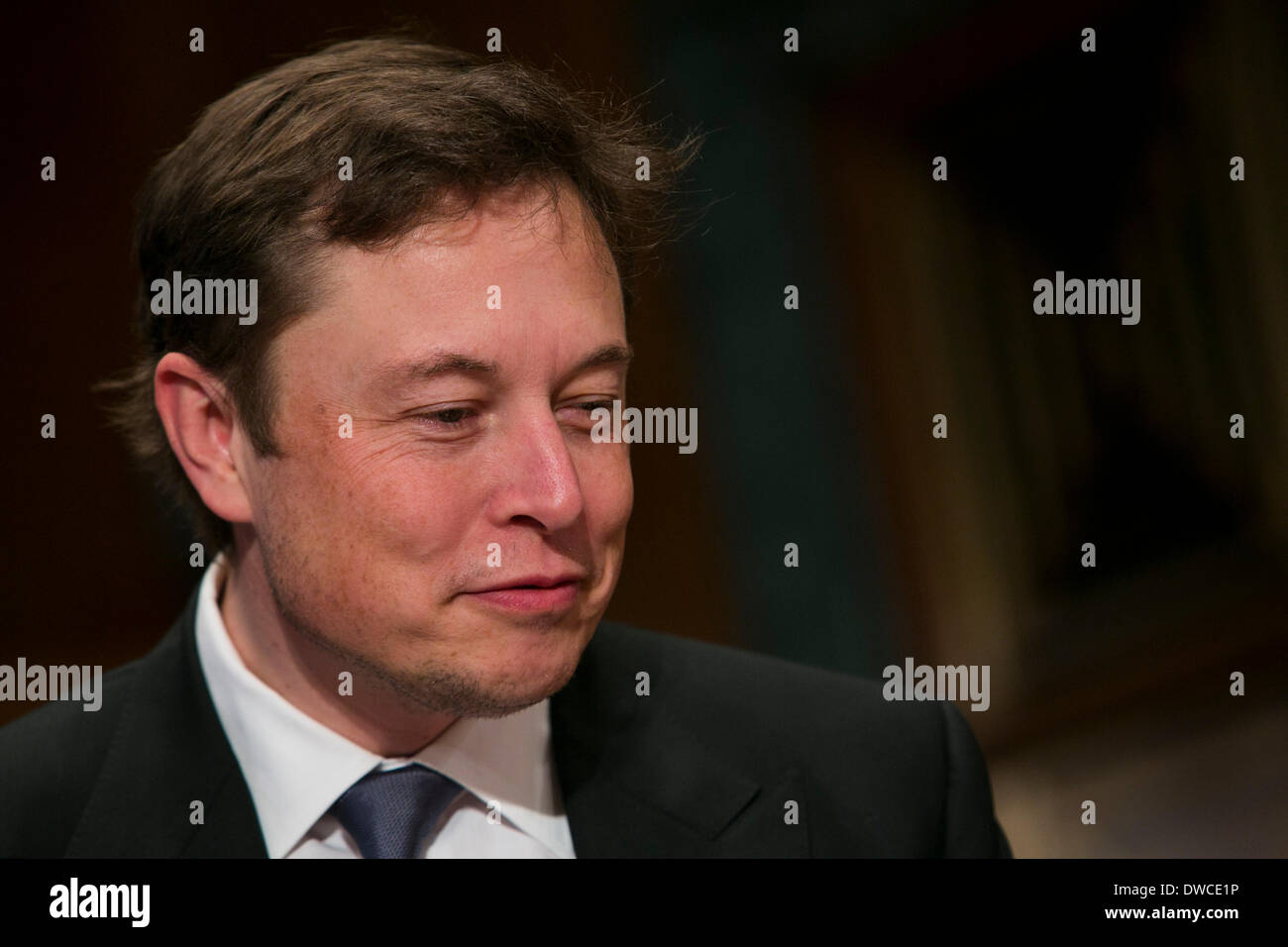 Washington DC, Stati Uniti d'America. Il 5 marzo 2014. Elon Musk, CEO di Space Exploration Technologies, noto anche come SpaceX, testimonia davanti al Senato stanziamenti sottocomitato di difesa nel corso di una audizione sulla "sicurezza nazionale di lancio nello spazio dei sistemi a Washington D.C. il 5 marzo 2014. Credito: Kristoffer Tripplaar/Alamy Live News Foto Stock