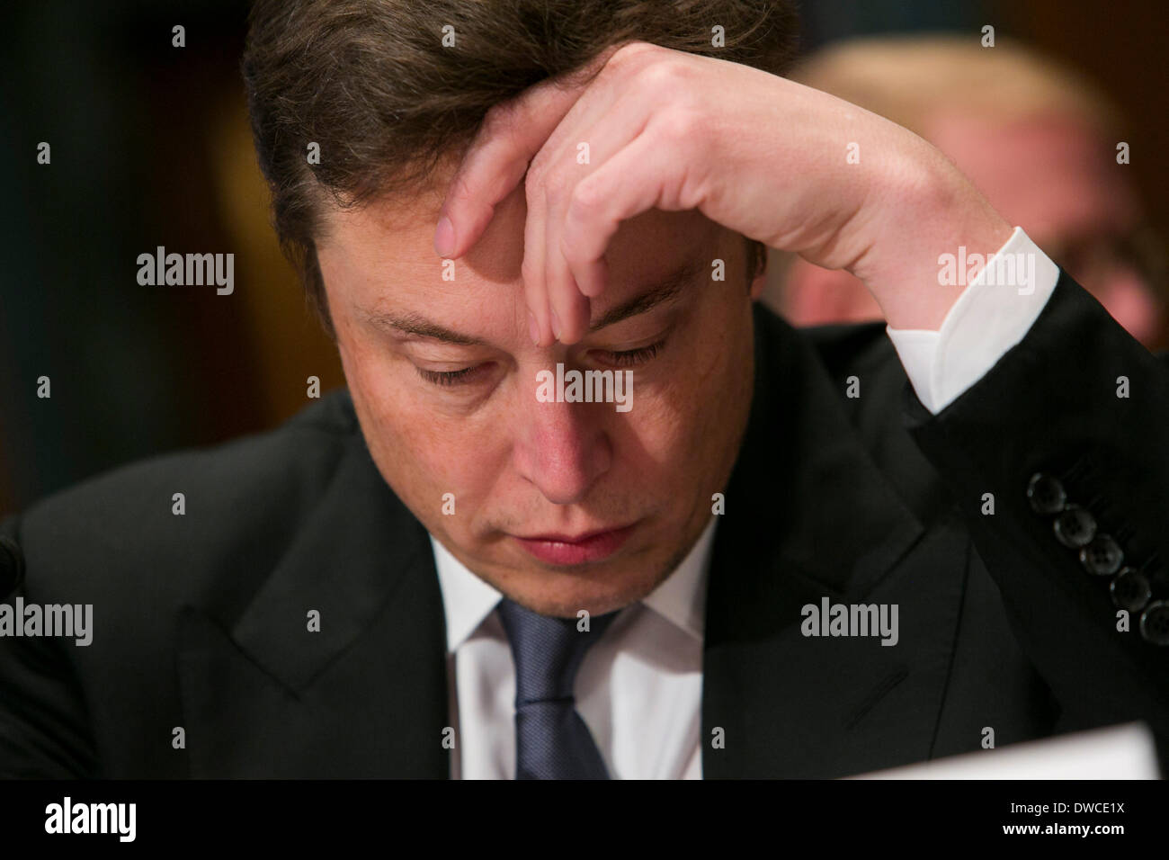 Washington DC, Stati Uniti d'America. Il 5 marzo 2014. Elon Musk, CEO di Space Exploration Technologies, noto anche come SpaceX, testimonia davanti al Senato stanziamenti sottocomitato di difesa nel corso di una audizione sulla "sicurezza nazionale di lancio nello spazio dei sistemi a Washington D.C. il 5 marzo 2014. Credito: Kristoffer Tripplaar/Alamy Live News Foto Stock