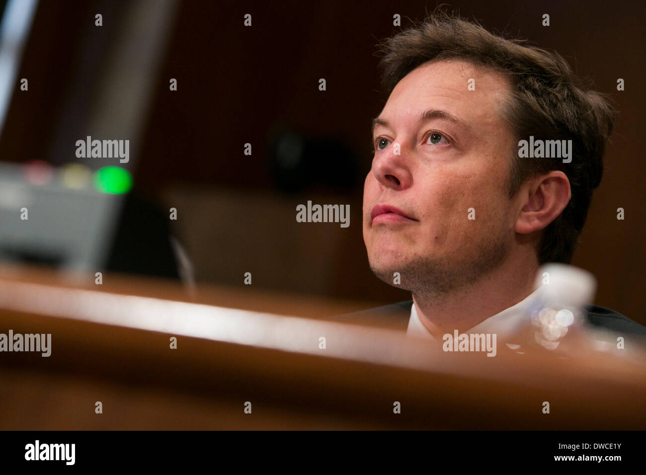 Washington DC, Stati Uniti d'America. Il 5 marzo 2014. Elon Musk, CEO di Space Exploration Technologies, noto anche come SpaceX, testimonia davanti al Senato stanziamenti sottocomitato di difesa nel corso di una audizione sulla "sicurezza nazionale di lancio nello spazio dei sistemi a Washington D.C. il 5 marzo 2014. Credito: Kristoffer Tripplaar/Alamy Live News Foto Stock