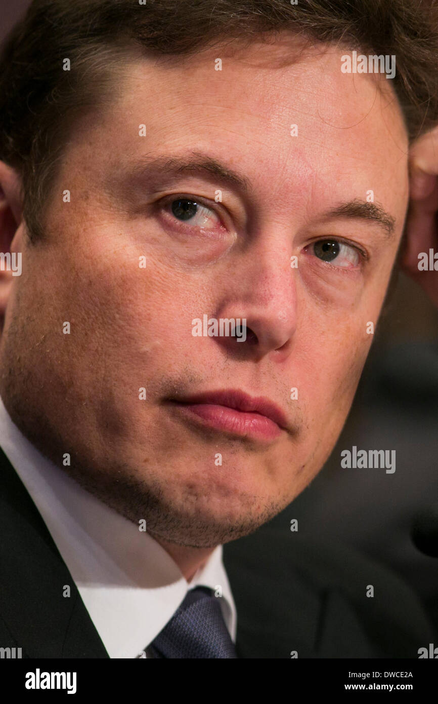 Washington DC, Stati Uniti d'America. Il 5 marzo 2014. Elon Musk, CEO di Space Exploration Technologies, noto anche come SpaceX, testimonia davanti al Senato stanziamenti sottocomitato di difesa nel corso di una audizione sulla "sicurezza nazionale di lancio nello spazio dei sistemi a Washington D.C. il 5 marzo 2014. Credito: Kristoffer Tripplaar/Alamy Live News Foto Stock