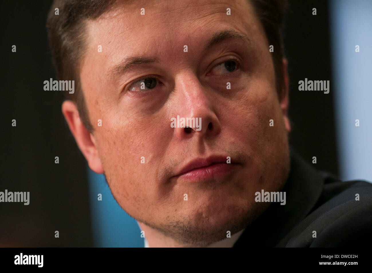 Washington DC, Stati Uniti d'America. Il 5 marzo 2014. Elon Musk, CEO di Space Exploration Technologies, noto anche come SpaceX, testimonia davanti al Senato stanziamenti sottocomitato di difesa nel corso di una audizione sulla "sicurezza nazionale di lancio nello spazio dei sistemi a Washington D.C. il 5 marzo 2014. Credito: Kristoffer Tripplaar/Alamy Live News Foto Stock