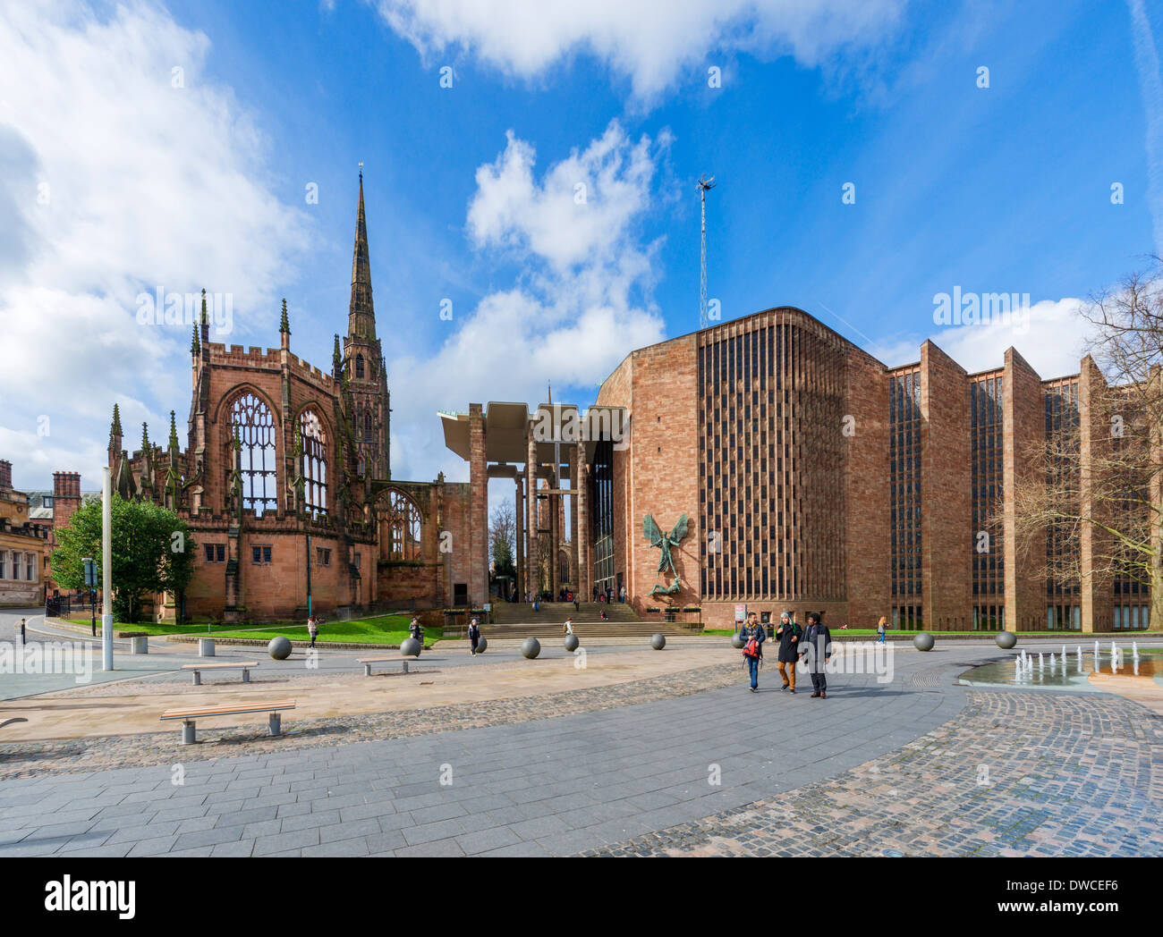 Coventry Cathedral (St Michael's) con bombardato le rovine della vecchia cattedrale a sinistra, Coventry, West Midlands, England, Regno Unito Foto Stock