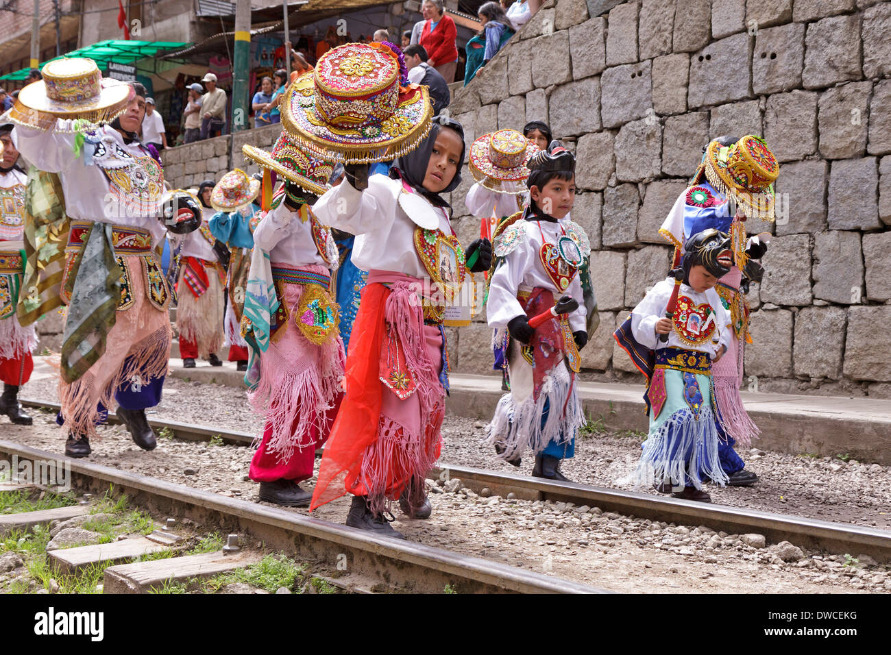 I bambini che partecipano al tradizionale corteo in costume di Aguas Calientes, Perù, Sud America Foto Stock