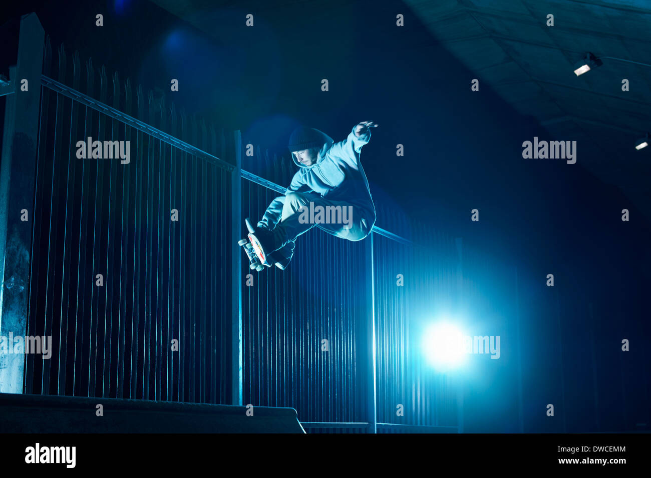 Giovane uomo fare skateboard trick Foto Stock