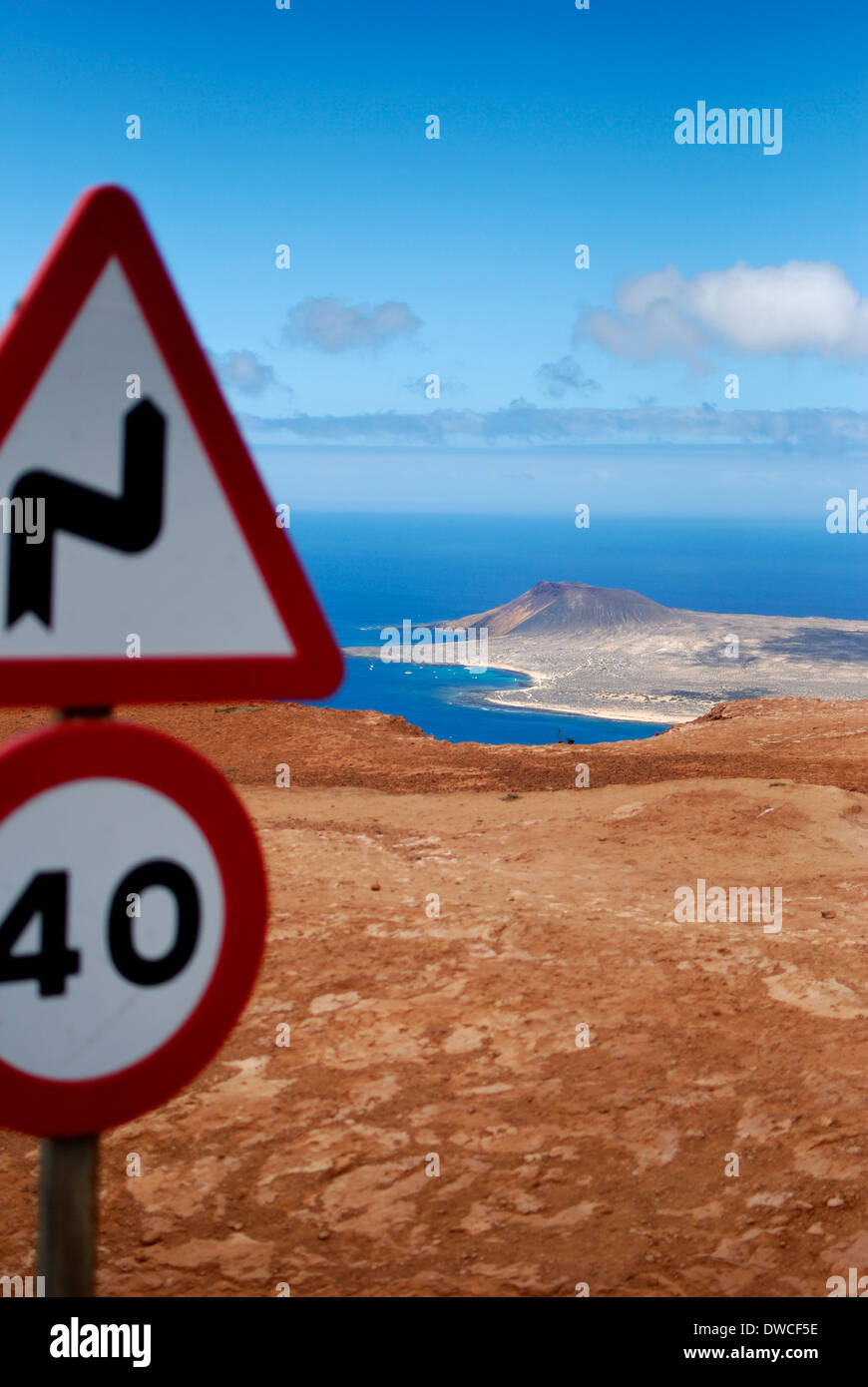 Mirador del Rio. Cartello stradale sulla strada per le scogliere di Famara e vista sull'isola di Graciosa, Lanzarote. Foto Stock
