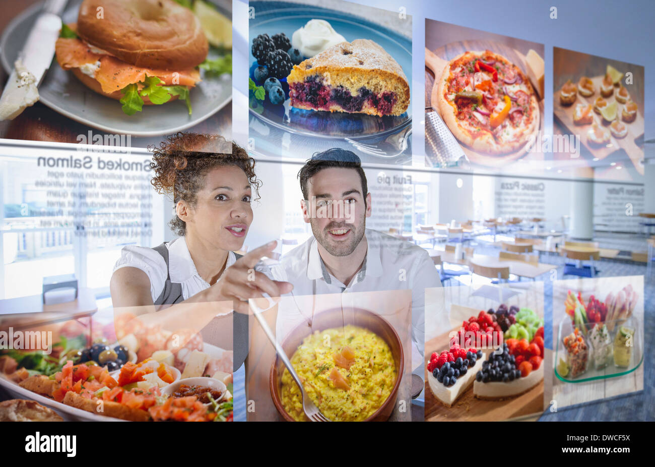I clienti che scelgono il cibo dalla visualizzazione interattiva in mensa per ufficio Foto Stock