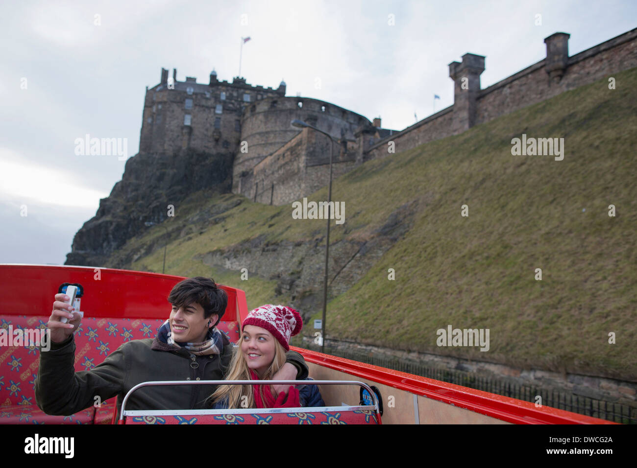 Una giovane coppia in un open top bus tour di Edimburgo in Scozia Foto Stock