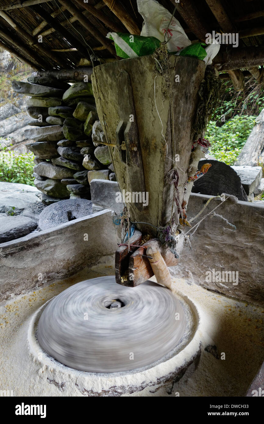 Rendendo la farina di mais acqua utilizzando una powered mulino di macinazione nel villaggio di Dobhan, Nepal. Foto Stock