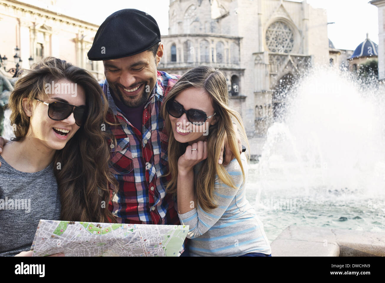 Tourist amici guardando la mappa, Plaza de la Virgen di Valencia, Spagna Foto Stock