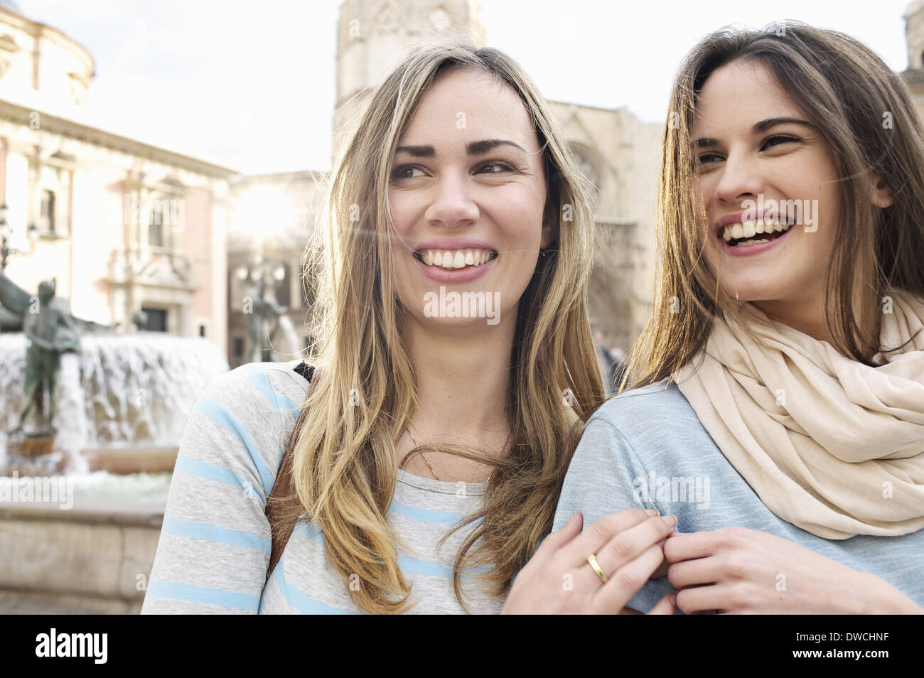 Due giovani turisti femmina, Plaza de la Virgen di Valencia, Spagna Foto Stock