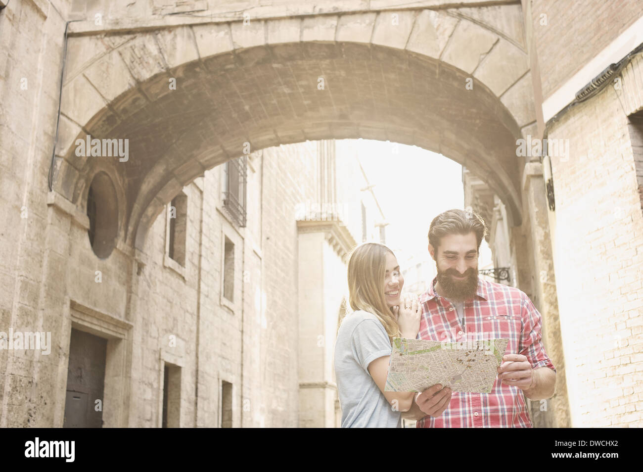 Coppia giovane guardando al di fuori della mappa Cattedrale di Valencia, Valencia, Spagna Foto Stock