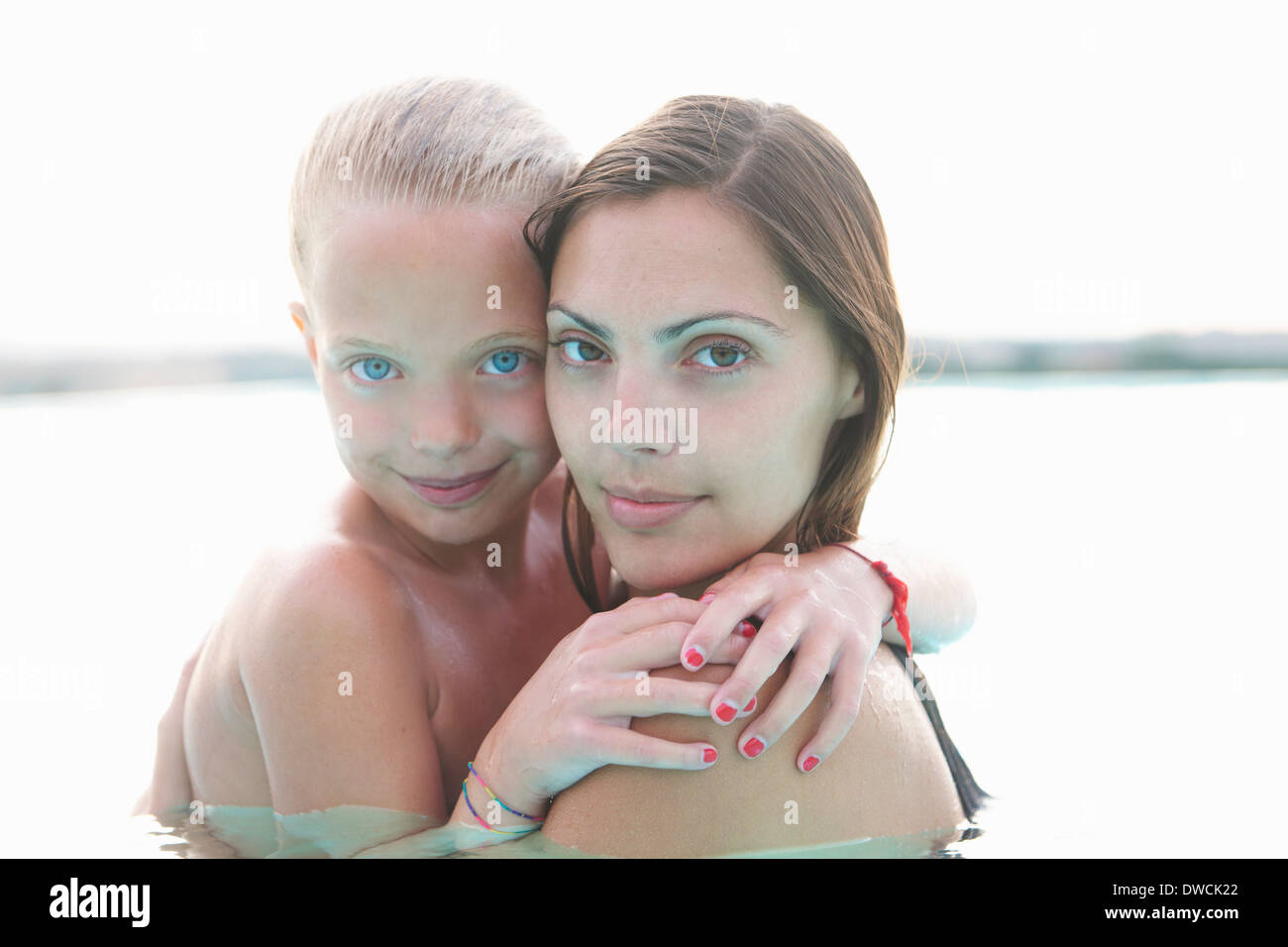 Ritratto di Madre e figlia in piscina esterna Foto Stock