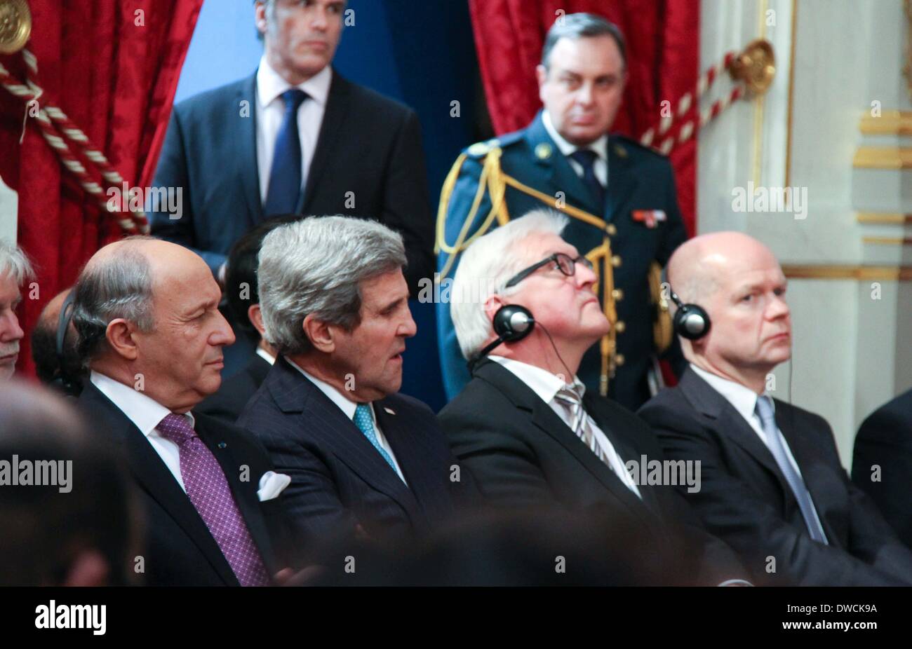 Parigi, Francia. 5 Mar 2014. (Da l a r) il Ministro degli esteri francese Laurent Fabius, il Segretario di Stato americano John Kerry, il Ministro degli esteri tedesco Frank-Walkter Steinmeier e il Ministro degli esteri britannico William Hague partecipare ad una conferenza stampa congiunta a Parigi, Francia, 5 marzo 2014. Come parte degli sforzi internazionali per promuovere economica del Libano e prestazioni militari per affrontare i rischi di siria guerra civile in due passi, il Presidente francese Francois Hollande capi mercoledì un alto-pofile raccolta per sigillare le trattative per aiutare a stabilizzare il paese arabo. Credito: Zheng Bin/Xinhua/Alamy Live News Foto Stock