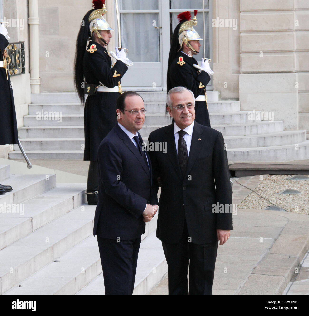 Parigi, Francia. 5 Mar 2014. Il Presidente francese Francois Hollande anteriore (L) scuote le mani con il presidente libanese Michel Suleiman anteriore (R) di Parigi, Francia, 5 marzo 2014. Come parte degli sforzi internazionali per promuovere economica del Libano e prestazioni militari per affrontare i rischi di siria guerra civile in due passi, il Presidente francese Francois Hollande capi mercoledì un alto-pofile raccolta per sigillare le trattative per aiutare a stabilizzare il paese arabo. Credito: Zheng Bin/Xinhua/Alamy Live News Foto Stock