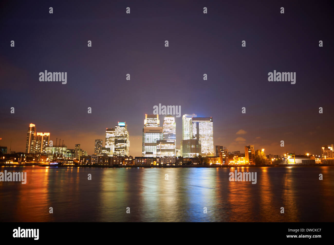 Canary Wharf di notte, Londra, Inghilterra, Regno Unito Foto Stock