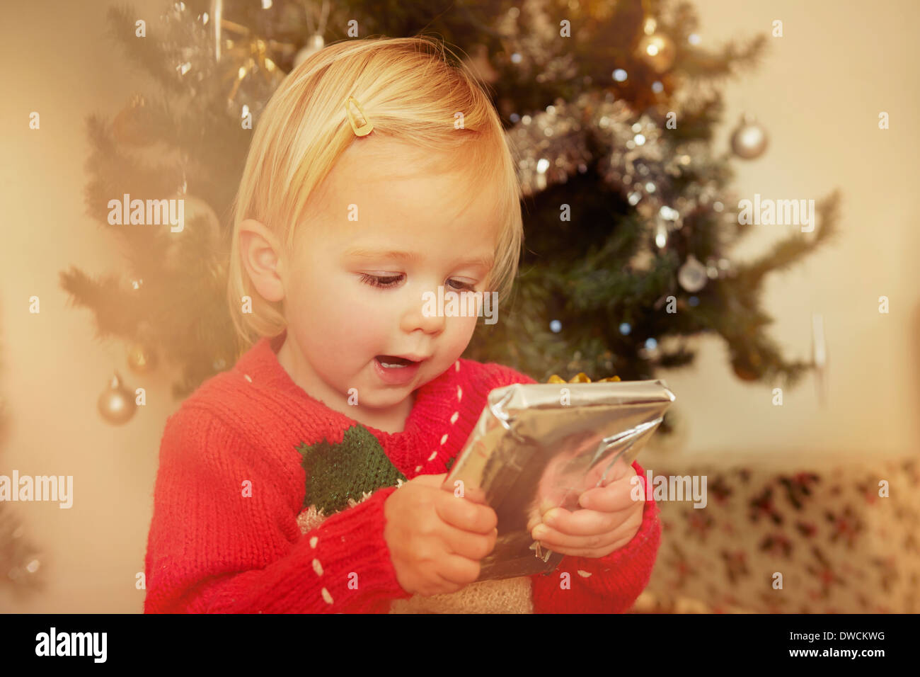 Bambina con il regalo di Natale Foto Stock