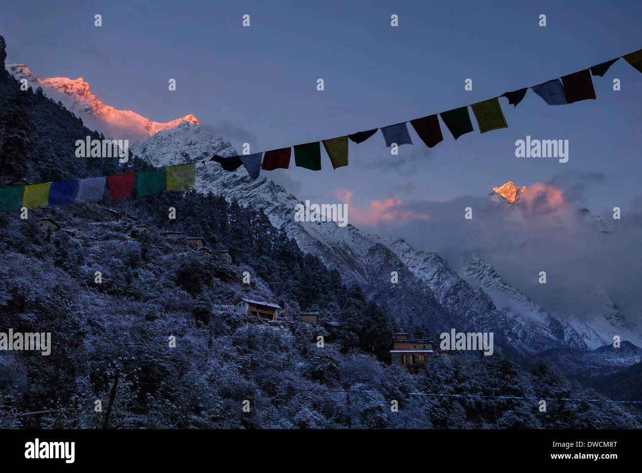 Alba sul Ganesh Himal intervallo al di sopra del Gumba Lungdang convento, Nepal. Foto Stock