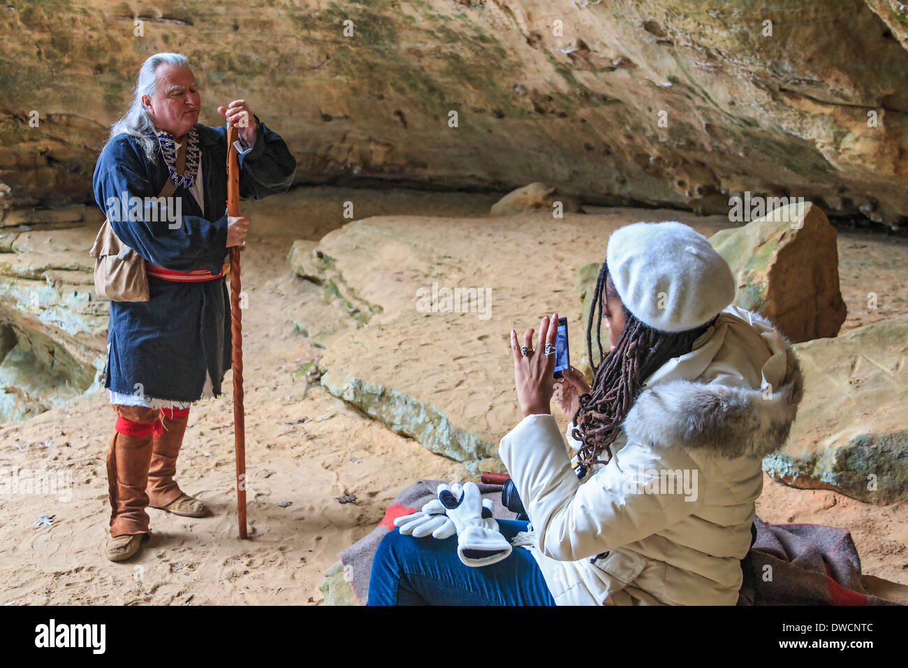 Ascolto di Shawnee elder Ron Hatten parlare di tradizioni e di Shawnee la vita mentre la visita di salnitro Grotta, Hocking Hills park Foto Stock