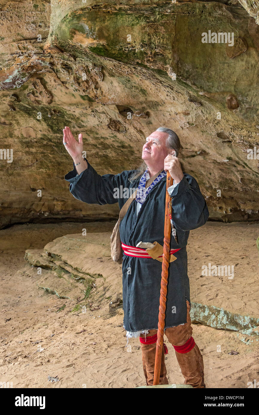Shawnee elder Ron Hatten parla di tradizioni e Shawnee la vita mentre la visita di salnitro Grotta, parte della Hocking Hills, Stato Foto Stock