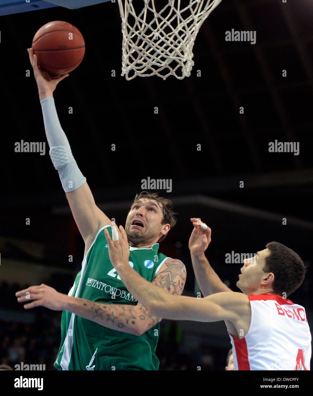 Praga, Repubblica Ceca. 5 Mar 2014. Petr Benda (destra) di Nymburk e Dmitrij Sokolov di Kazan lotta per la sfera durante l'EUROPEO BASKET Cup match CEZ Basket Nymburk - Unics Kazan a Praga Repubblica Ceca, Marzo 5, 2014. Credito: Michal Krumphanzl/CTK foto/Alamy Live News Foto Stock