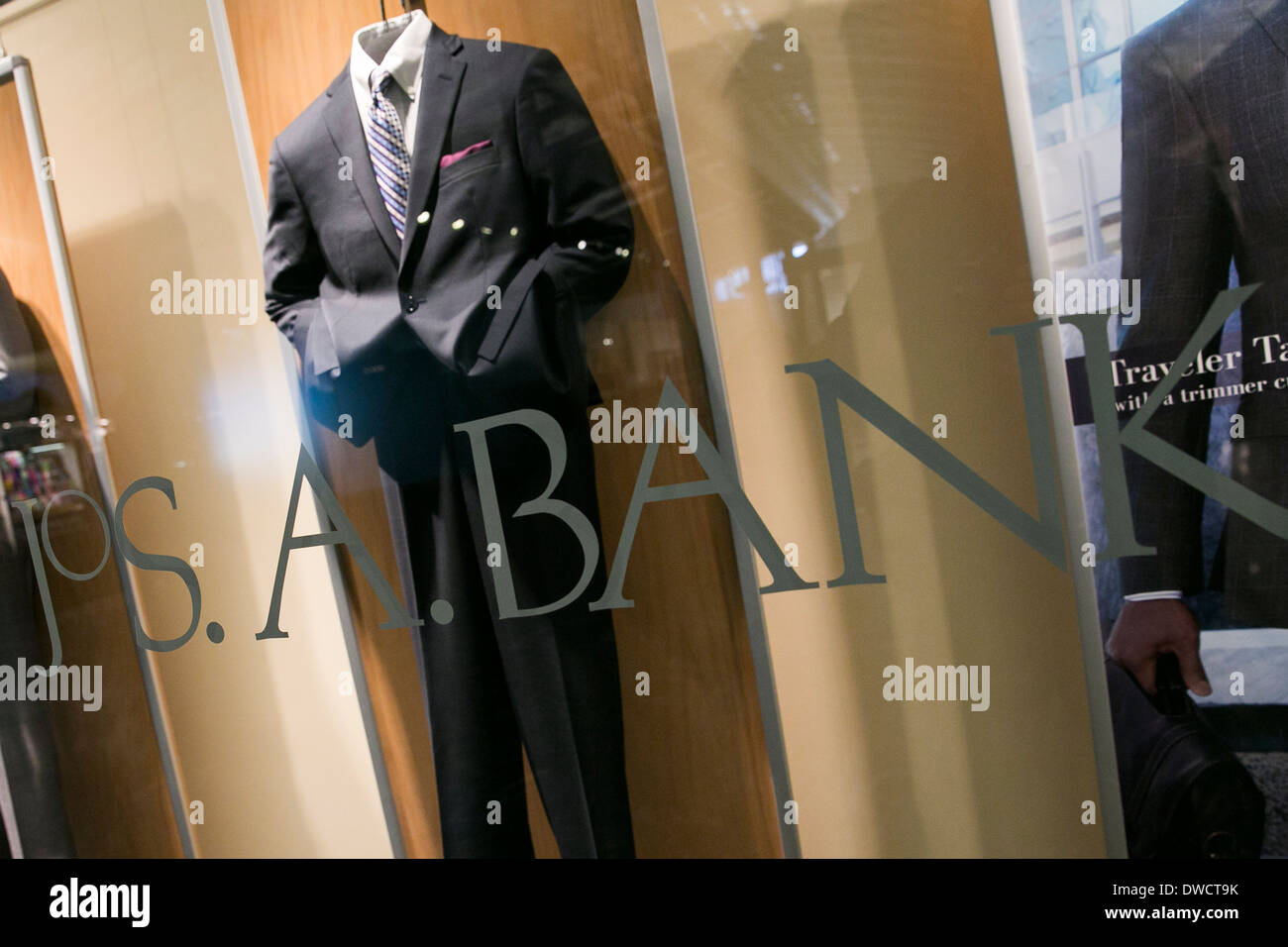 Viene visualizzata la finestra a Jos. A. Indumenti banca retail store in Washington, DC. Foto Stock