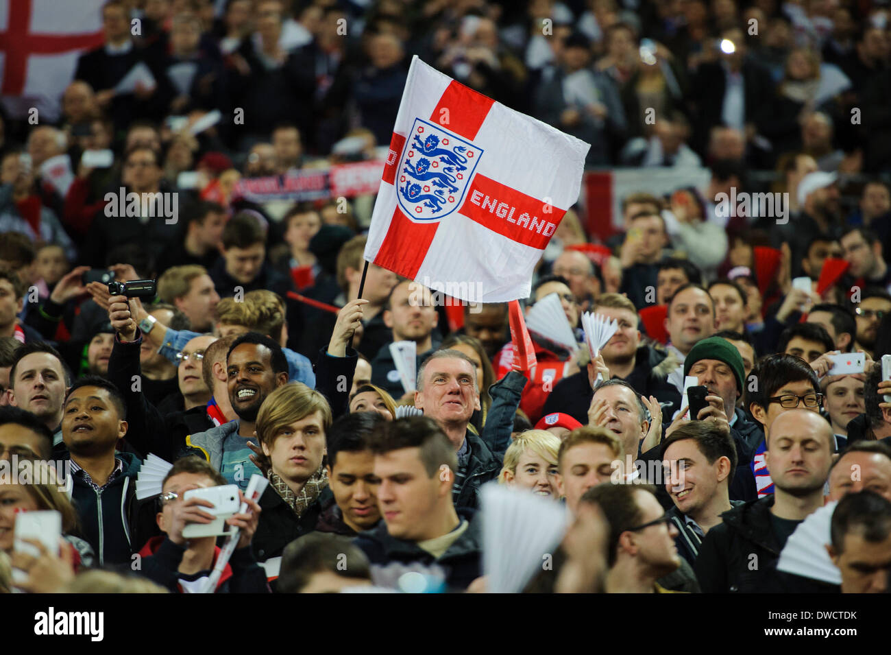 Londra, Regno Unito. 05 Mar, 2014. Un Inghilterra onde ventola un flag durante l'amichevole internazionale fixture tra Inghilterra e Danimarca dallo stadio di Wembley. Credito: Azione Sport Plus/Alamy Live News Foto Stock