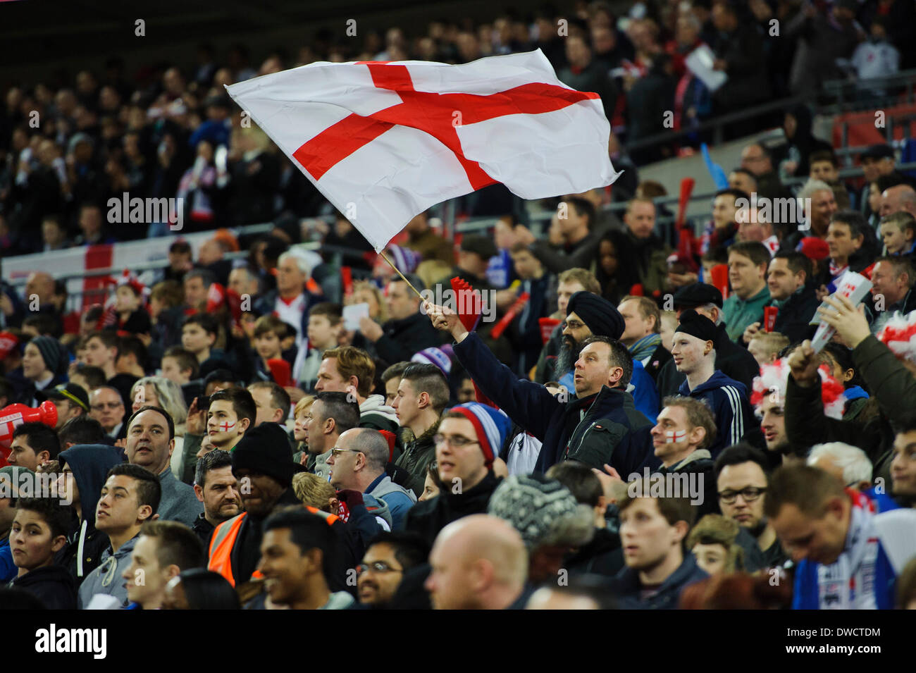 Londra, Regno Unito. 05 Mar, 2014. Un Inghilterra onde della ventola a St George's cross durante l'amichevole internazionale fixture tra Inghilterra e Danimarca dallo stadio di Wembley. Credito: Azione Sport Plus/Alamy Live News Foto Stock