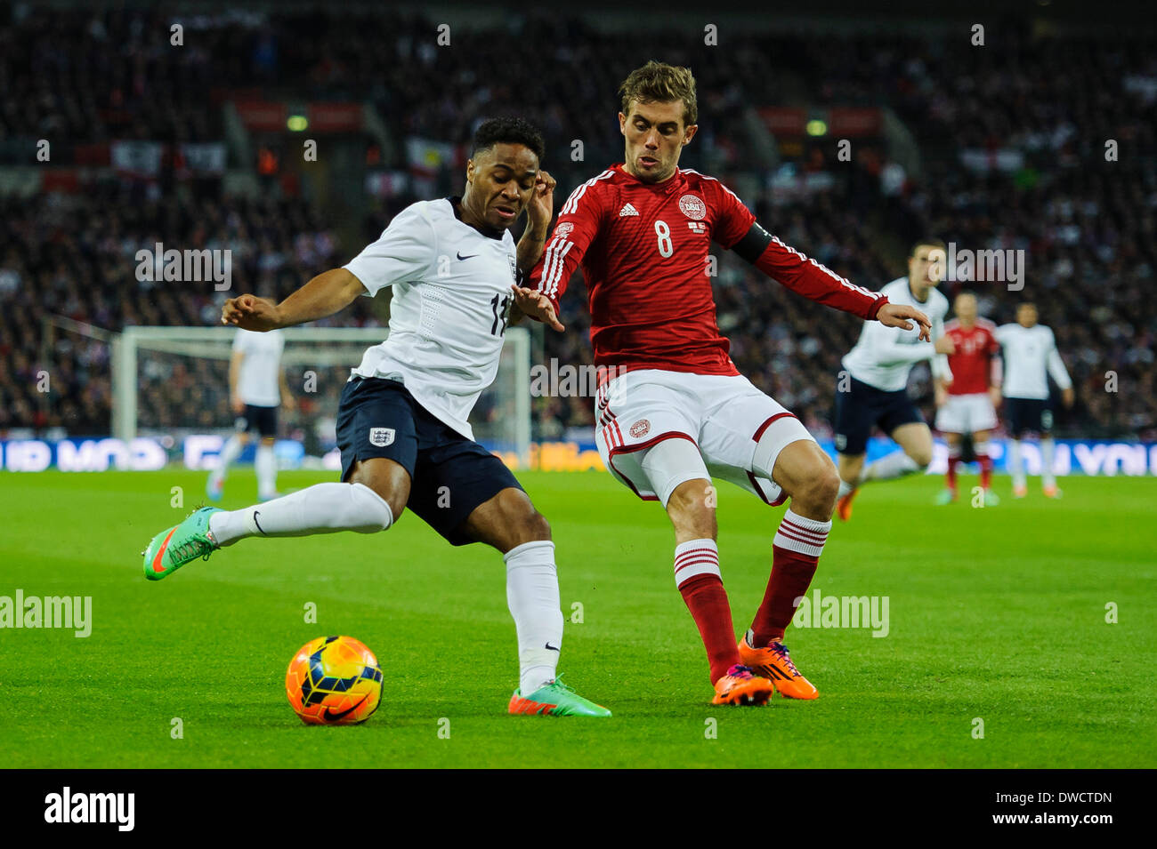Londra, Regno Unito. 05 Mar, 2014. Raheem Sterling di Inghilterra (Liverpool) è contestata da Jakob Poulsen della Danimarca (FC) Midtjylland durante l'amichevole internazionale fixture tra Inghilterra e Danimarca dallo stadio di Wembley. Credito: Azione Sport Plus/Alamy Live News Foto Stock
