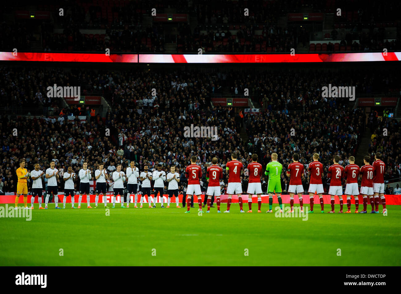 Londra, Regno Unito. 05 Mar, 2014. L'Inghilterra e Danimarca squadre portano a minuti di applausi all'inizio dell'International fixture amichevole tra Inghilterra e Danimarca dallo stadio di Wembley. Credito: Azione Sport Plus/Alamy Live News Foto Stock