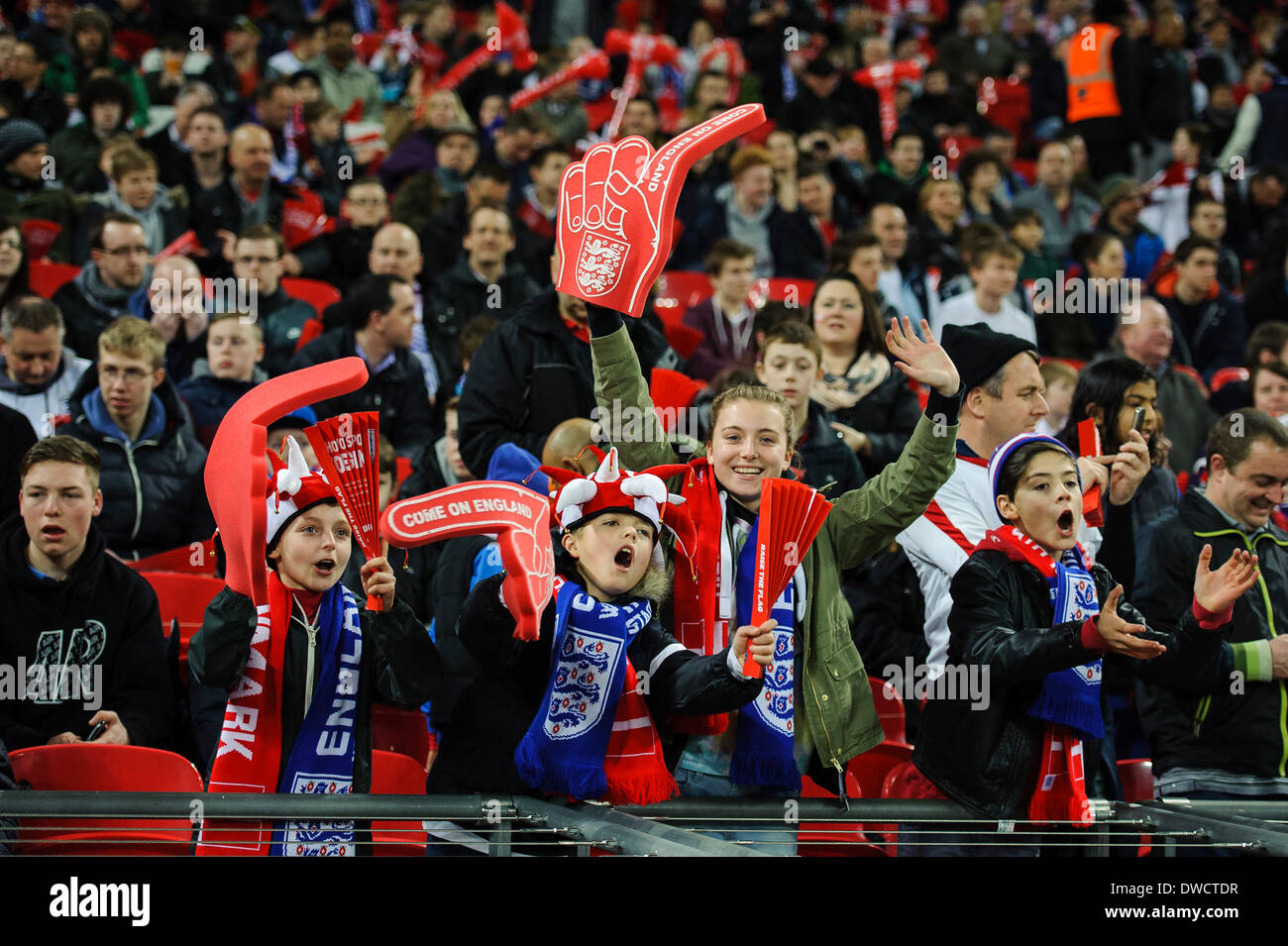Londra, Regno Unito. 05 Mar, 2014. I giovani tifosi inglesi allegria durante l'amichevole internazionale fixture tra Inghilterra e Danimarca dallo stadio di Wembley. Credito: Azione Sport Plus/Alamy Live News Foto Stock