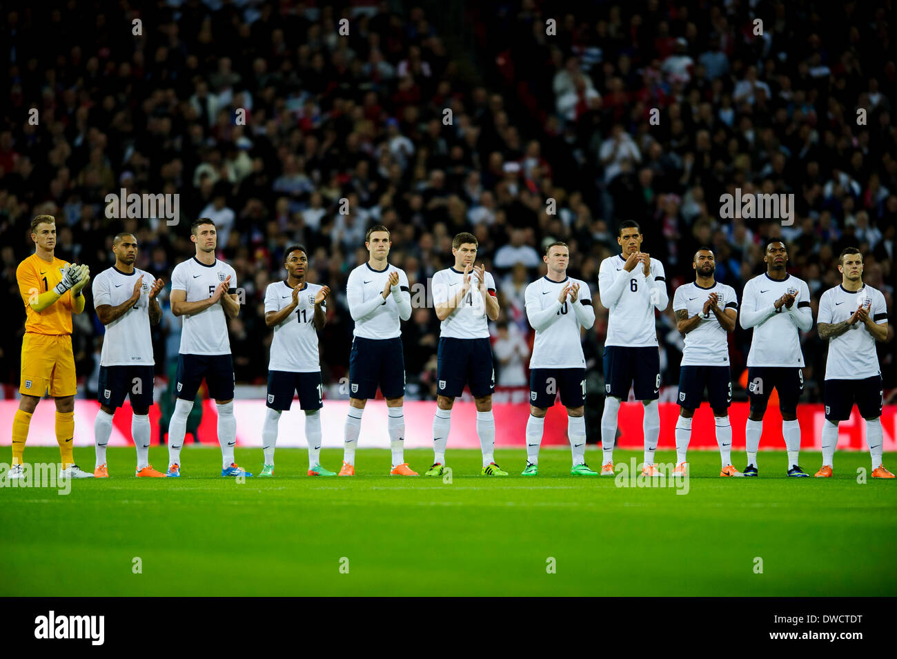 Londra, Regno Unito. 05 Mar, 2014. La squadra dell'Inghilterra conduce a minuti di applausi all'inizio dell'International fixture amichevole tra Inghilterra e Danimarca dallo stadio di Wembley. Credito: Azione Sport Plus/Alamy Live News Foto Stock