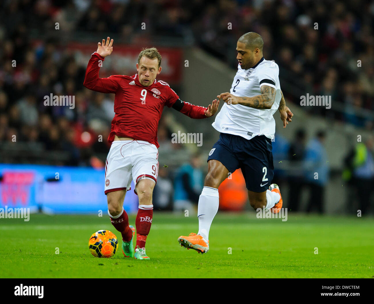 Londra, Regno Unito. 05 Mar, 2014. Glen Johnson di Inghilterra (Liverpool) è contestata da Michael Krohn-Dehli della Danimarca (Celta Vigo) durante l'amichevole internazionale fixture tra Inghilterra e Danimarca dallo stadio di Wembley. Credito: Azione Sport Plus/Alamy Live News Foto Stock