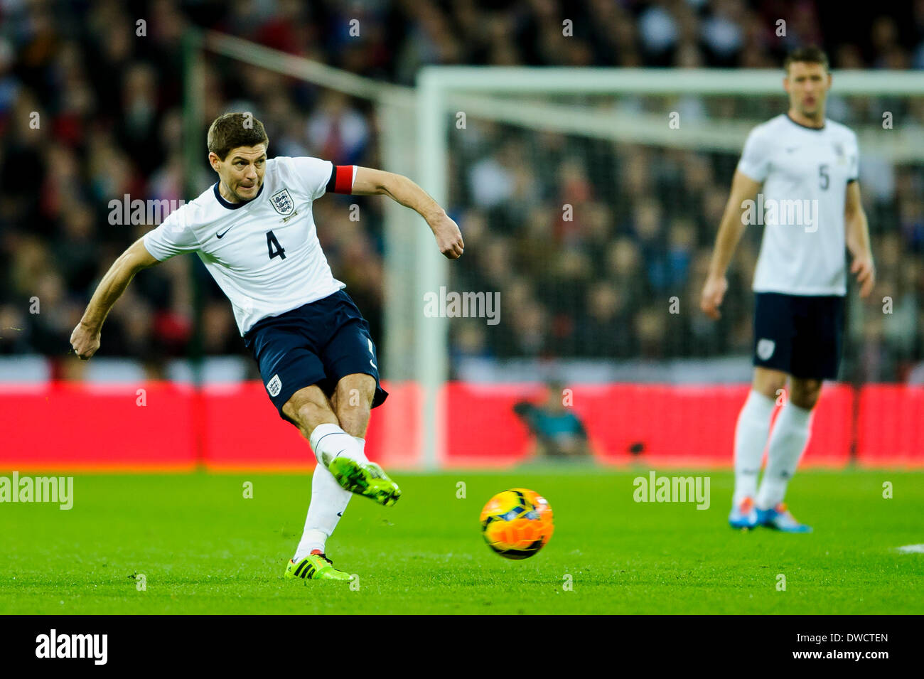 Londra, Regno Unito. 05 Mar, 2014. Steven Gerrard (capt) dell'Inghilterra (Liverpool) in azione durante l'amichevole internazionale fixture tra Inghilterra e Danimarca dallo stadio di Wembley. Credito: Azione Sport Plus/Alamy Live News Foto Stock
