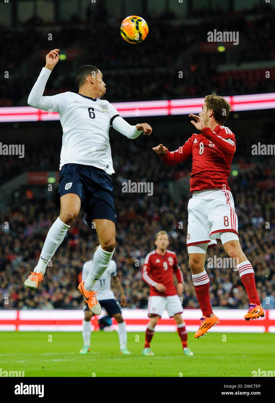 Londra, Regno Unito. 05 Mar, 2014. Chris Smalling dell'Inghilterra (Manchester United) e Jakob Poulsen della Danimarca (FC) Midtjylland competere in aria durante la International fixture amichevole tra Inghilterra e Danimarca dallo stadio di Wembley. Credito: Azione Sport Plus/Alamy Live News Foto Stock