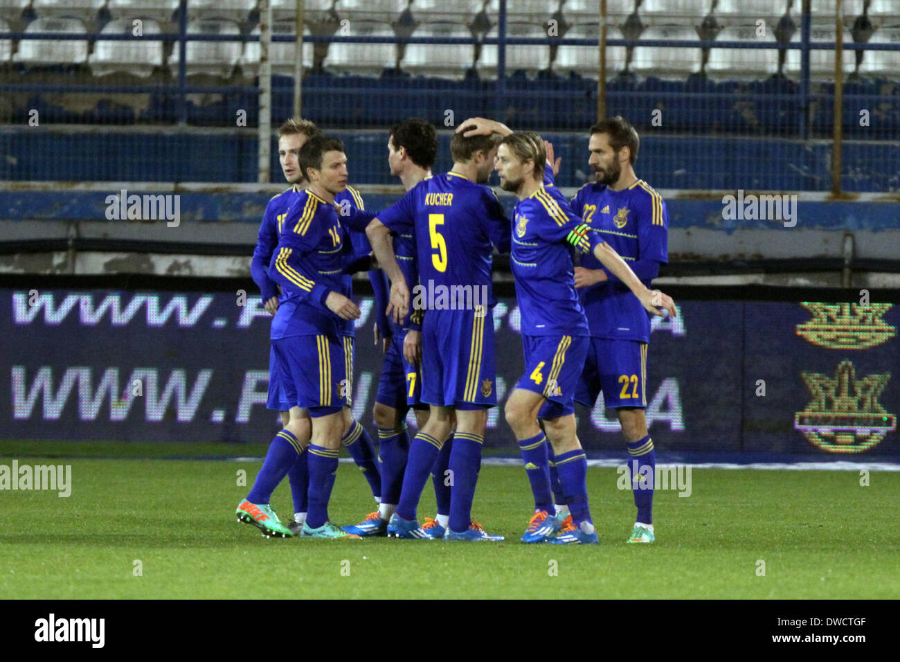 Cipro, Larnaka- Marzo 05,2014: Ucraina i giocatori di celebrare un obiettivo durante la partita amichevole tra l'Ucraina e gli Stati Uniti a Antonis Papadopoulos stadium di Larnaka su marzo 05,2014 Credito: Yiannis Kourtoglou/Alamy Live News Foto Stock