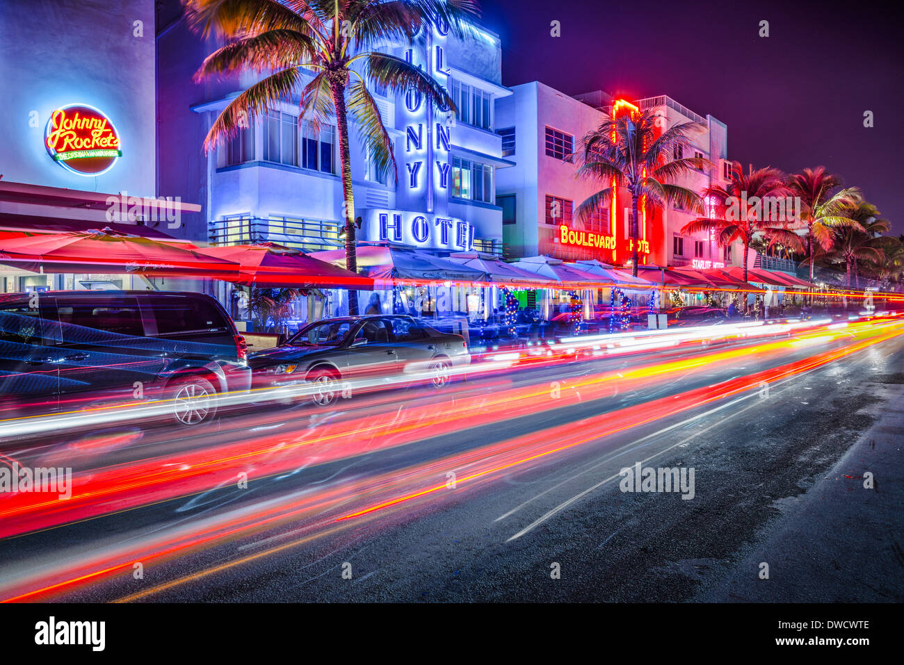MIAMI, FLORIDA - Gennaio 6, 2014: Automobili velocità down Ocean Drive. La strada è la principale strada transitabile attraverso il South Beach. Foto Stock