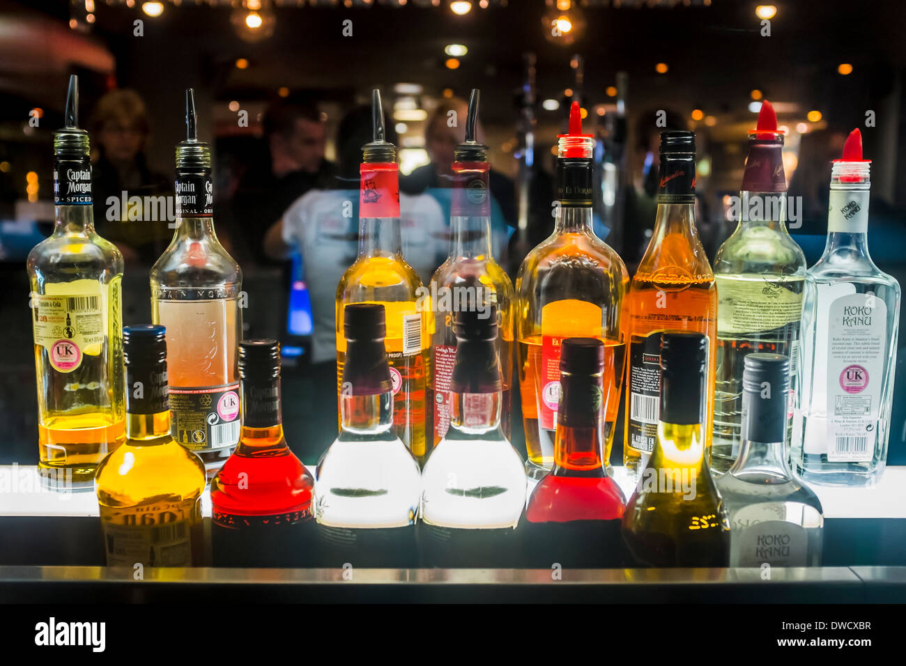 Bottiglie di alcolici nel cocktail bar, London, Regno Unito Foto Stock