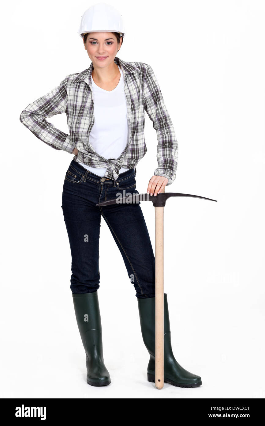 Tradeswoman tenendo un piccone Foto Stock